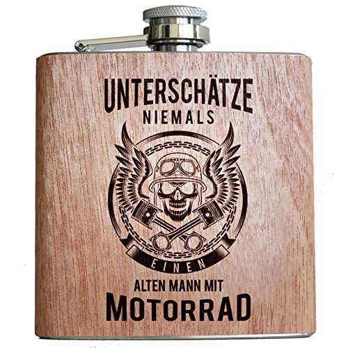 Pixelstudio Holz Flachmann Unterschätze Niemals einen Alten Mann mit Motorrad | Geburtstags Geschenk Motorradfahrer von Pixelstudio