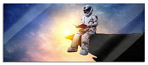 Glasbild Panorama | Wandbild aus Echtglas | Lesender Astronaut auf Vorsprung vor Galaxie | 120x50 cm | inkl. Aufhängung und Abstandshalter von Pixxprint