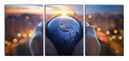 Pixxprint Die Erde in den Händen vor Stadt Skyline, XXL Leinwandbild in Übergröße 180x80m Gesamtmaß 3 teilig/Wandbild/Kunstdruck von Pixxprint