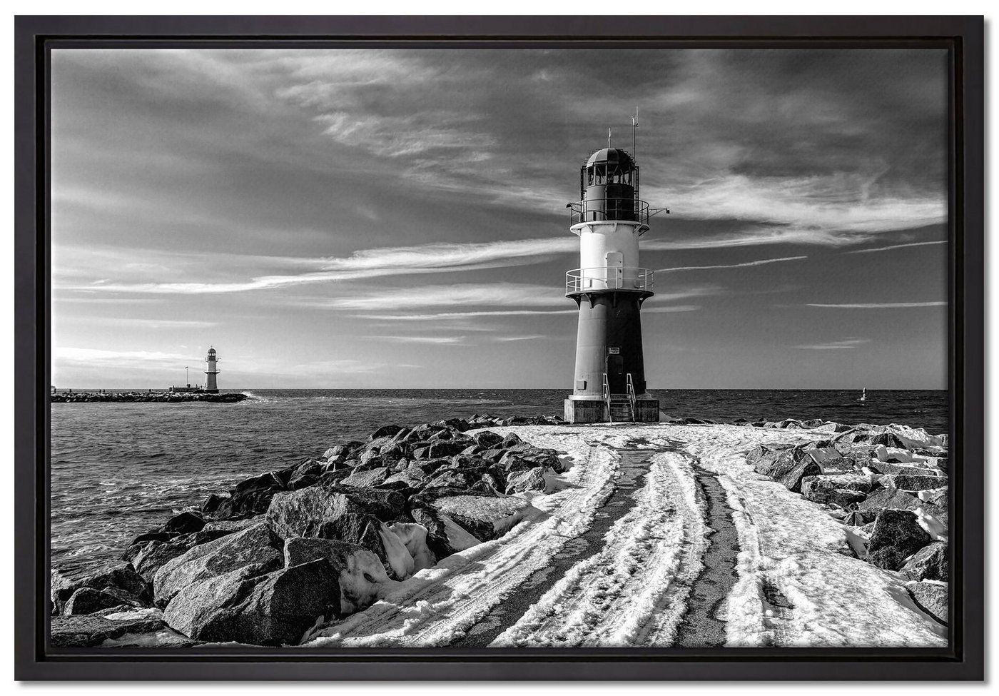 Pixxprint Leinwandbild Molentürme in Warnemünde im Winter, Monochrome, Wanddekoration (1 St), Leinwandbild fertig bespannt, in einem Schattenfugen-Bilderrahmen gefasst, inkl. Zackenaufhänger von Pixxprint