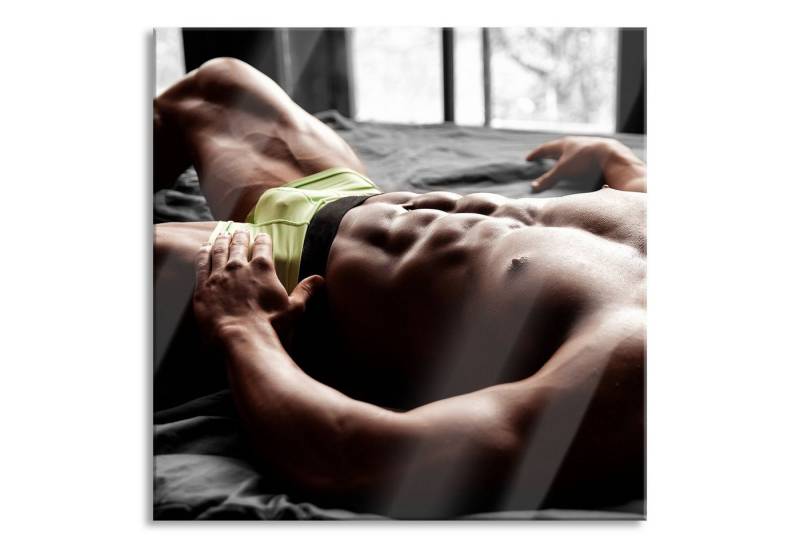 Pixxprint Glasbild Muskulöser Mann im Bett, Muskulöser Mann im Bett (1 St), Glasbild aus Echtglas, inkl. Aufhängungen und Abstandshalter von Pixxprint