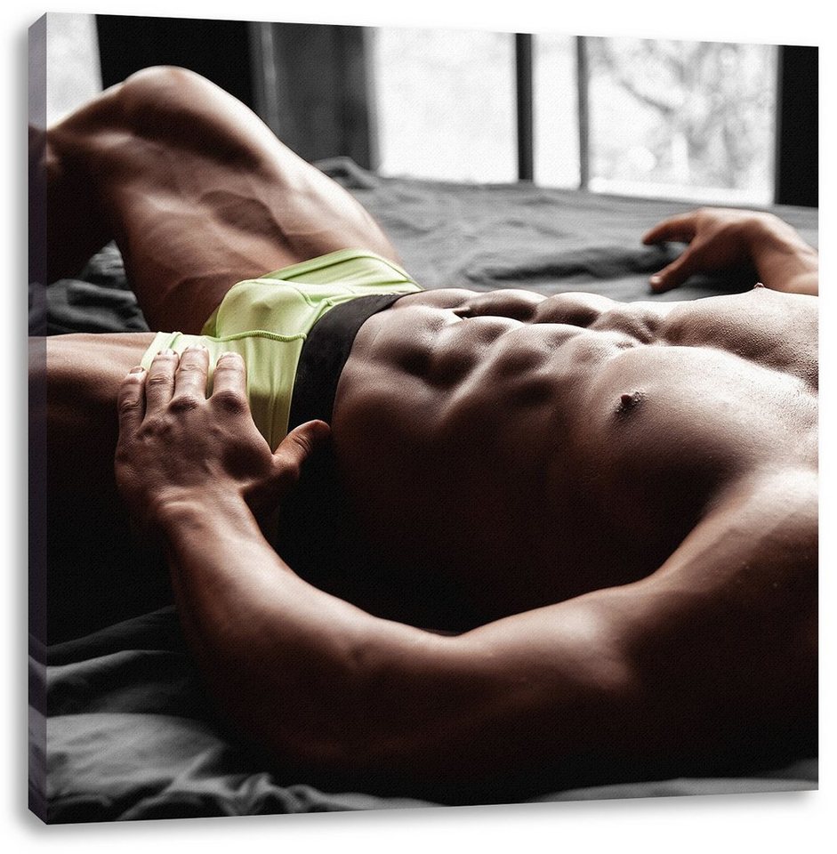 Pixxprint Leinwandbild Muskulöser Mann im Bett, Muskulöser Mann im Bett (1 St), Leinwandbild fertig bespannt, inkl. Zackenaufhänger von Pixxprint