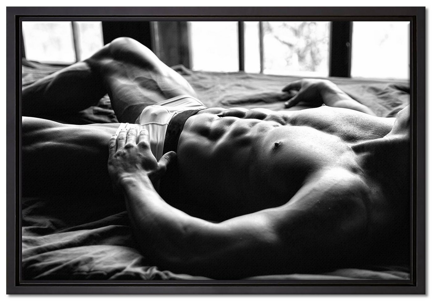 Pixxprint Leinwandbild Muskulöser Mann im Bett Kunst B&W, Wanddekoration (1 St), Leinwandbild fertig bespannt, in einem Schattenfugen-Bilderrahmen gefasst, inkl. Zackenaufhänger von Pixxprint