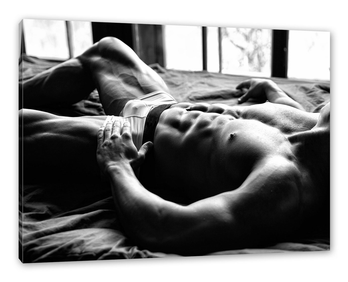 Pixxprint Leinwandbild Muskulöser Mann im Bett Kunst B&W, Muskulöser Mann im Bett Kunst B&W (1 St), Leinwandbild fertig bespannt, inkl. Zackenaufhänger von Pixxprint