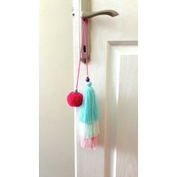 Pastell Pom Quaste Boho Türschmuck, Vorhang Raffhalter von PiyaDesign