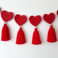 Rote Filzherz-Quastengirlande Valentinstag-Wanddekor von PiyaDesign