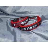 Halsband Revolution in The Air von PlanetSchwarzeKiwi