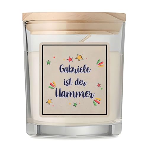 Duftkerze im Glas mit Spruch Gabriele ist der Hammer– Dekokerze mit Kraft-Etikett Geschenkidee für Frauen, Mama, Oma, Kollegin – Geburtstag, Muttertag, Weihnachten, Valentinstag, Ruhestand von Planetee