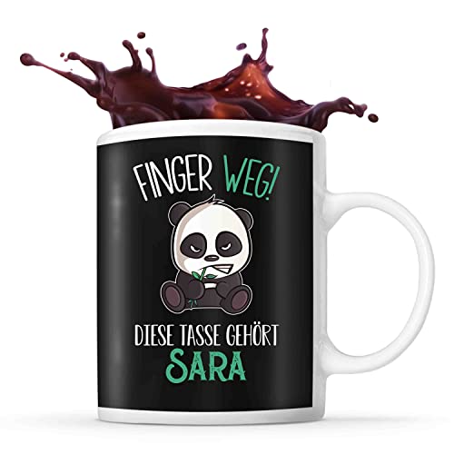 Tasse Sara | Finger Weg! Diese Tasse gehört | Vorname Panda Tasse mit Spruch lustig Fun Tasse Geschenkidee fürs Büro zum Geburtstag Jubiläum Kaffeetasse Bürotasse von Planetee
