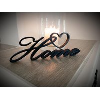 Schriftzug Home Mit Herz - Moderne Deko Für Regal, Fensterbank Oder Eingangsbereich/Geschenk Zur Einweihung Schwarz Wunschfarbe Schriftzug Home Mit Herz - Moderne Deko Für Regal, Fensterbank Oder Eingangsbereich/Geschenk Zur Einweihung Schwarz Wunschfarbe von Plastonaut