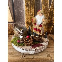 Rotes Tischgesteck Auf Baumscheibe Mit Weihnachtsmann, Windlichtadventskranz Rot 3 von PlatzDerSchoenenDing