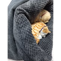 Kuschelsack 70x70cm, Schlafsack, Kissen, Bett, Katzenhöhle, Hundeschlafsack, Katzenschlafsack, Anthrazit, Graphit, Cord, Grau von Platzeins