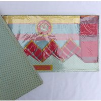 Boxed Vintage Rayon Tischdecke & Servietten Set. Irisch. 52 "x 52" Rot Grün. Nie Benutzt. Neue Alte Lagerware von Plenishin