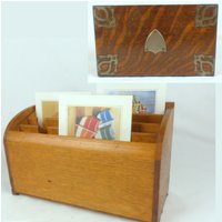 Vintage Holz Briefständer Mit Dekorativer Metall Verzierung Auf Der Rückseite/Schreibtisch Organizer Faltblatt Ständer von Plenishin