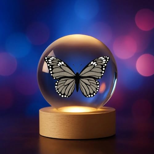 Plexido 3D Kristallkugel LED – Verschiedene Motive zur Auswahl: Tiere, Kosmonaut, Emojis – Deko-Licht aus Glas mit Holzsockel – Personalisierbar – Geschenkidee (Schmetterling) von Plexido
