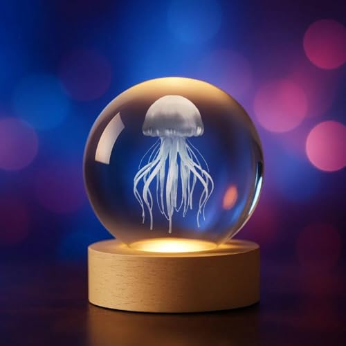 Plexido 3D Kristallkugel LED – Verschiedene Motive zur Auswahl: Wassertiere – Deko-Licht aus Glas mit Holzsockel – Geschenkidee (Qualle) von Plexido