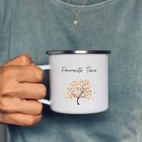 Favourite Time | Herbst Tasse Becher Keramiktasse Emaillebecher Personalisierbar Geschenk I Baum von PlottTwistDE