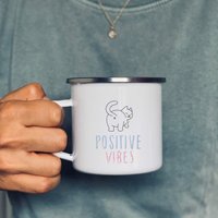 Positive Vibes | Katze Tasse Becher Keramiktasse Emaillebecher Personalisierbar Geschenk Humor I Metallbecher Positive Vibes | Katze Tasse Becher Keramiktasse Emaillebecher Personalisierbar Geschenk Humor I Metallbecher von PlottTwistDE