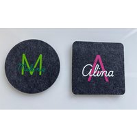 Personalisierte Filzuntersetzer Mit Namen - Untersetzer Initiale Und Name Geschenkidee Rund Oder Eckig Personalisiert & Handmade Personalisierte Filzuntersetzer Mit Namen - Untersetzer Initiale Und Name Geschenkidee Rund Oder Eckig Personalisiert & Handmade von Plottalina