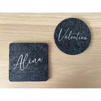 Personalisierte Filzuntersetzer Mit Namen - Untersetzer Name Geschenkidee Rund Oder Eckig Personalisiert & Handmade von Plottalina