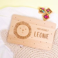 Baby Geschenk Geburt Frühstücksbrettchen Kinder - Frühstücksbrett Personalisiert, Taufe Geburtstag, Brettchen Löwe Taufgeschenk von PlotterOtter