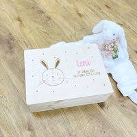 Erinnerungskiste Baby Hase, Erinnerungsbox Geschenk Geburt Holzkiste, Holzbox Mit Deckel Babygeschenk, Taufgeschenk, Kiste von PlotterOtter