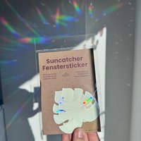 Suncatcher Sticker Monstera Prisma Fenster Regenbogen Effekt Geschenk Für Pflanzenliebhaber Deko Urban Jungle von Plottkowski