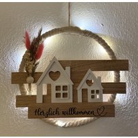 Türkranz Türschild Kranz Häuser Blumen Beleuchtet Beschriftet Herzlich Jute Plotter Geschenk Einzug Einweihung Handmade Loop Ostern Frühling Türkranz Türschild Kranz Häuser Blumen Beleuchtet Beschriftet Herzlich Jute Plotter Geschenk Einzug Einweihung Handmade Loop Ostern Frühling von PlottonischeLiebe