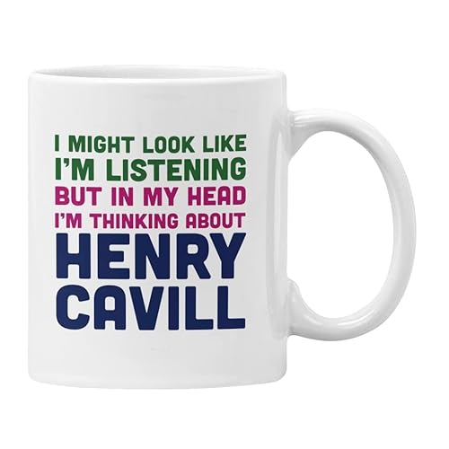 Henry Cavill Tasse mit Aufschrift "I Might Look Like I'm Listening But in My Head I'm Thinking About Henry Cavill", Weiß von Plumfoolery
