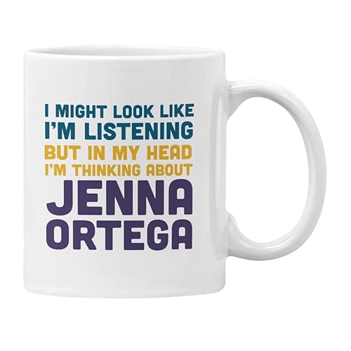 Jenna Ortega Tasse mit Aufschrift "I Might Look Like I'm Listening But in My Head I'm Thinking About Jenna Ortega" (weiß) von Plumfoolery