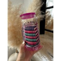 Buch Trinkglas Mit Deckel Und Glasstrohhalm in Rosa | Just A Girl Who Loves Books Buch Trinkglas Mit Deckel Und Glasstrohhalm in Rosa | Just A Girl Who Loves Books von Pluviashandcraftedco