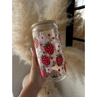 Erdbeer Trinkglas Mit Bambusdeckel | Rot Rosa Blumen 13, 5 Oz von Pluviashandcraftedco