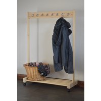 Handgefertigte, Natürliche Kiefer Holz, Kleiderstange Mit Regal Und Rädern von PobiShop