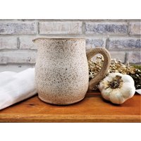 Handgemachter Kleiner Krug Oder Vase in Creme Über Naturbraun Gesprenkeltem Steingut. Spülmaschinen-, Mikrowellen-, Ofenfest Funktionelles von PodunkPottery