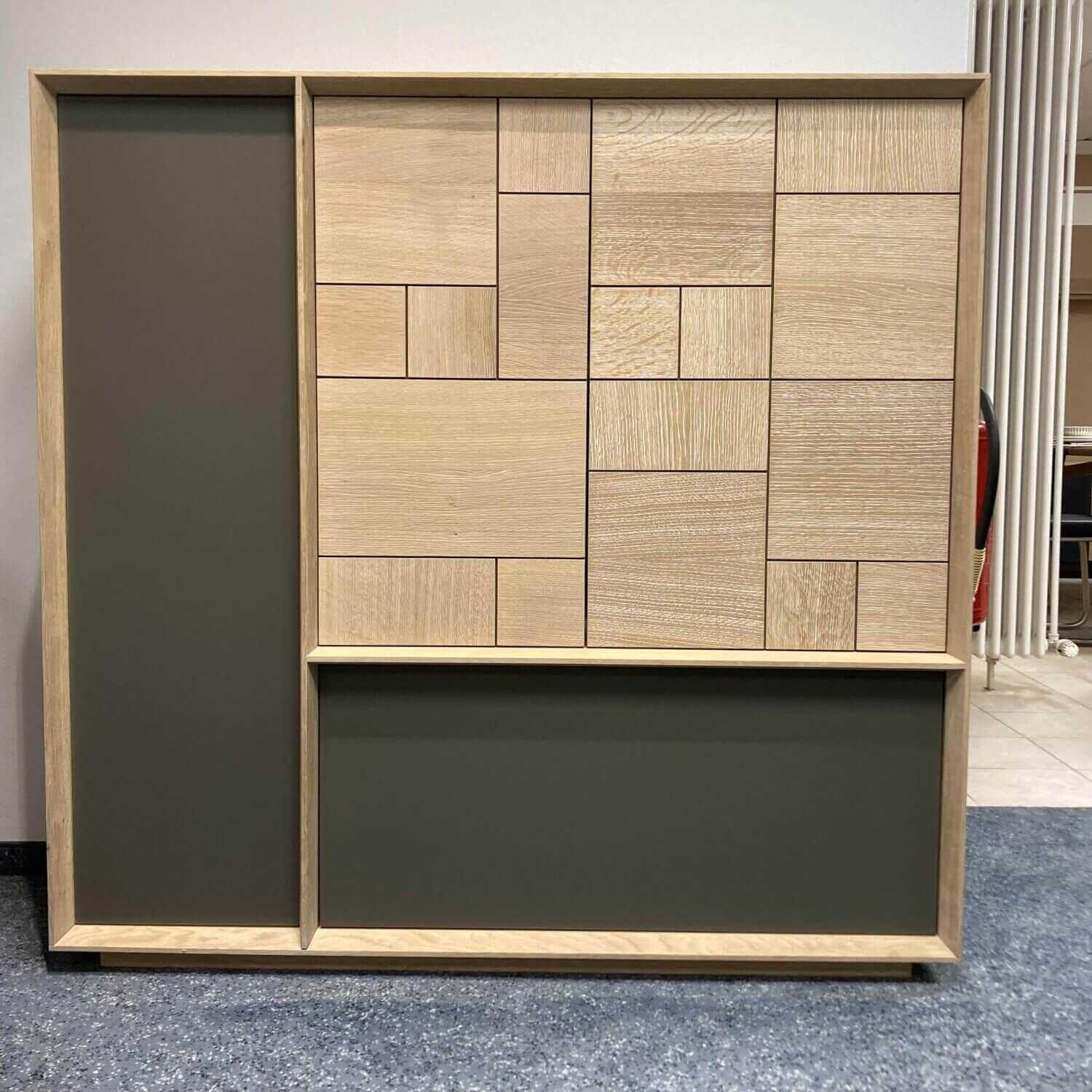 Highboard Murano Wildeiche massiv mit Glaselementen in grau von Pönnighaus