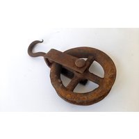 Sehr Alte Industrielle Eisen Rolle Mit Haken. Vintage Rolle. Metallrolle Sehr Alte Industrielle Eisen Rolle Mit Haken. Vintage Rolle. Metallrolle von PolaroidPark