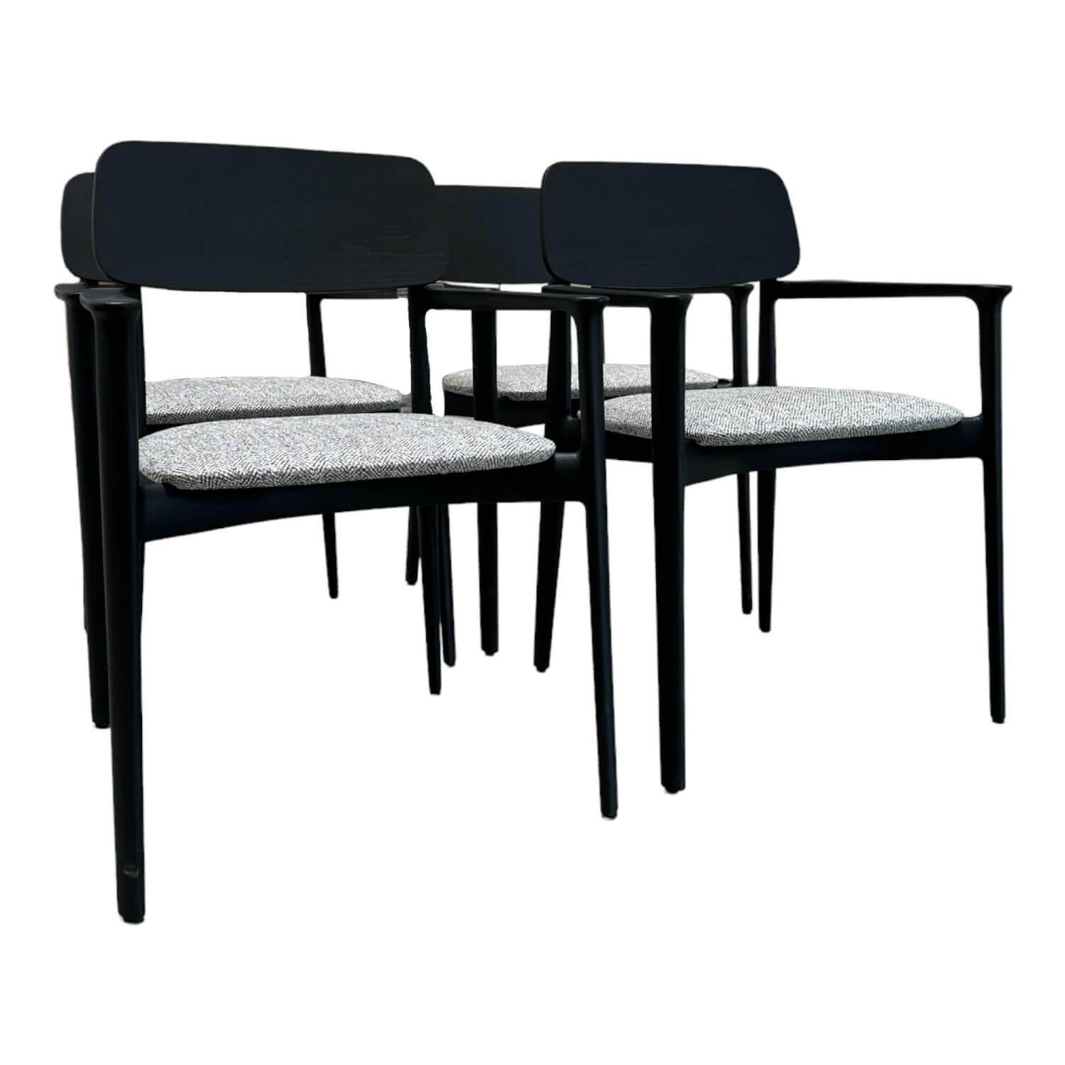 4er-Set Stuhl Curve Stoff E Skyros 04 Visione Grau Gestell Ulme Schwarz 4er-Set Stuhl Curve Stoff E Skyros 04 Visione Grau Gestell Ulme Schwarz von Poliform