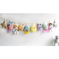 Filz Aliens & Astronauts Garland. Space Pastel Colourway. Handgefertigtes Set Aus 10 Filzdekorationen von PollyChromeCrafts