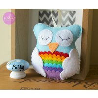 Filz-Regenbogen-Eule. Wohndekor. Wald Dekor. Filz Eule von PollyChromeCrafts