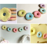 Handgemachte Filz Donut Girlande Pastell Kinderzimmer Dekor von PollyChromeCrafts