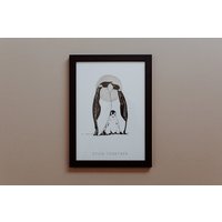 Pinguine - "stick Together' Handgezeichnete Baby Tier Safari Illustration Mit Aquarellwäsche, Wand Kunstdruck A4/A5 von PollyPickleDesign