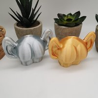 Unvergleichlich Und Humorvoll Eine Skulptur, Die Einem Zum Schmunzeln Bringt - Ein Ohren-Popo von PolyBrain