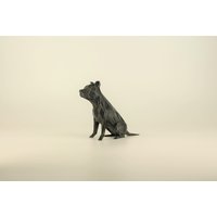 Low Poly Staffordshire Bullterrier Figur, Handbemalte American Terrier Skulptur, Einzigartiges Geschenk Für Hundeliebhaber von Polyrized3D