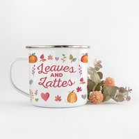 Blätter & Lattes Emaille Tasse/Herbst Liebhaber Kaffeebecher Gemütliche Dekoration Camping Camper Outdoor Pumkin Gewürz von PomchickGift