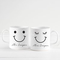Mr & Mrs Namenstasse/Valentinstagsgeschenk Geschenk Für Paare Einweihungsgeschenk Personalisierte Tasse Mit Lächeln Hochzeitsgeschenk Mr & Mrs Namenstasse/Valentinstagsgeschenk Geschenk Für Paare Einweihungsgeschenk Personalisierte Tasse Mit Lächeln Hochzeitsgeschenk von PomchickGift
