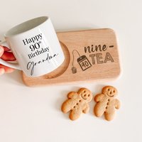 Personalisierte Geburtstag Gravierte Tee Und Leckereien Brett Becher Tee-Liebhaber-Geschenk Für 30.40.50.60.70.80.90.geburtstag Personalisierte Geburtstag Gravierte Tee Und Leckereien Brett Becher Tee-Liebhaber-Geschenk Für 30.40.50.60.70.80.90.geburtstag von PomchickGift