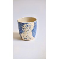 Handgemachte Keramik Kaffeebecher Blue Boy Zeichnung, Steingut von Pomelopotteryshop
