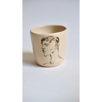 Handgemachte Keramik Kaffeetasse Portrait Art Pottery Mug von Pomelopotteryshop
