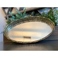 Hollywood Regency Messing Oval Filigran Gespiegelt Eitelkeit Tablett Hollywood Regency Messing Oval Filigran Gespiegelt Eitelkeit Tablett von Pompandprose