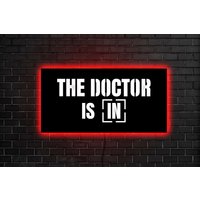 Der Arzt Ist in Schild Led, Led Leuchtschild, Neon Led-Schild, Doctor Is in Lucy Peanuts, Leuchtreklame, Licht von PondokStore